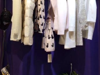 秋冬新品绽放 欧时力风格二创服饰引领广州潮流折扣批发